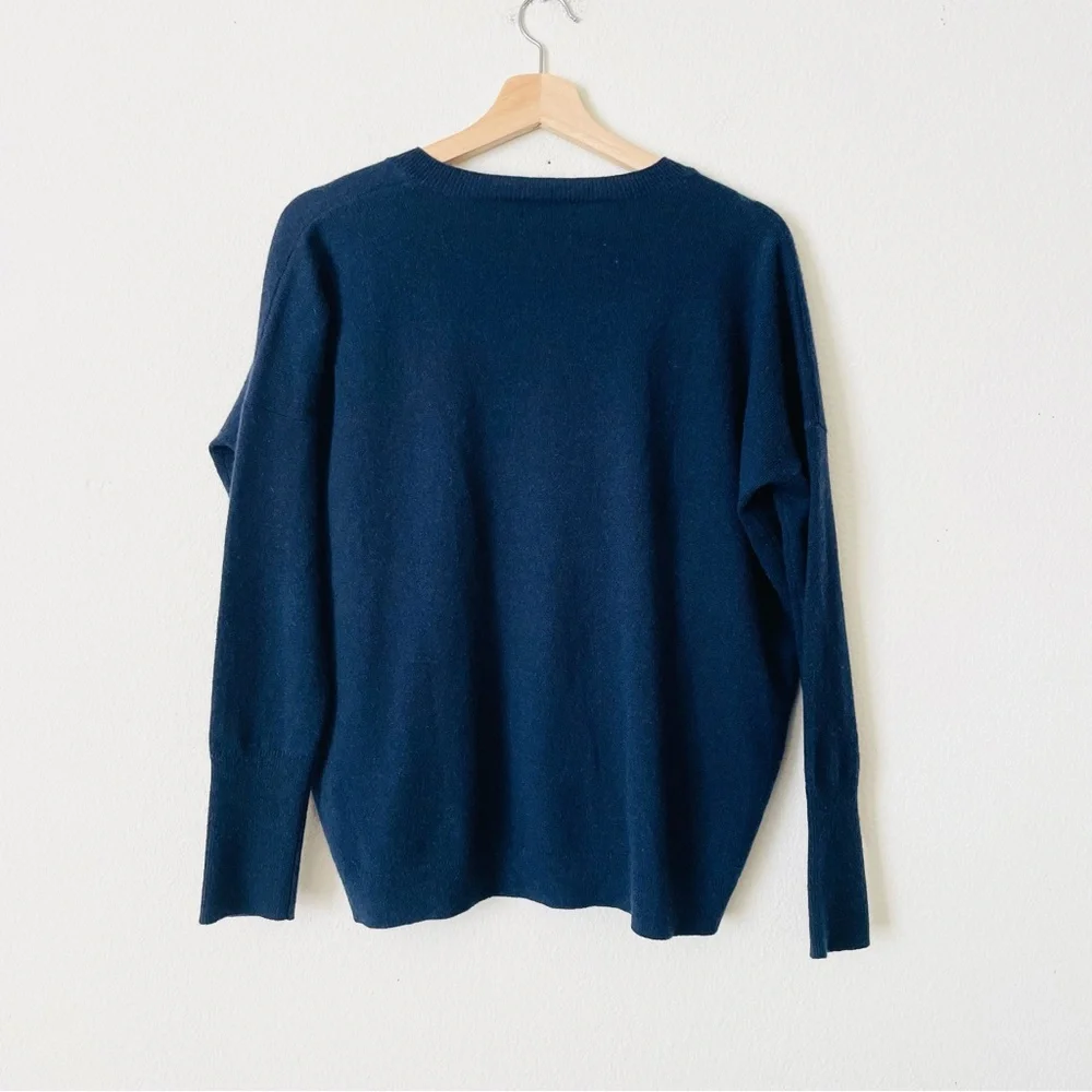 Jcrew Men’s SMALL 100% cashmere Vneck sweater in navy blue